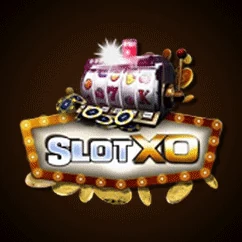 โลโก้ Slotxo ตัวอักษรสีทองพร้อมเครื่องสล็อต